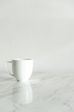 beyaz kahve fincanı mermer masanın üzerinde