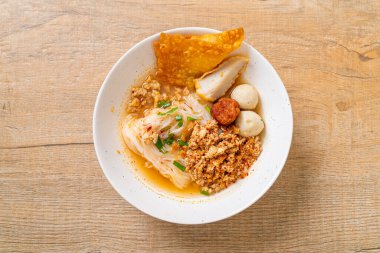 Balık köfteli baharatlı erişte ve kıymalı domuz eti (Tom Yum Erişte) - Asya yemeği tarzı