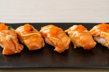 Japon usulü ızgara somon suşisi.