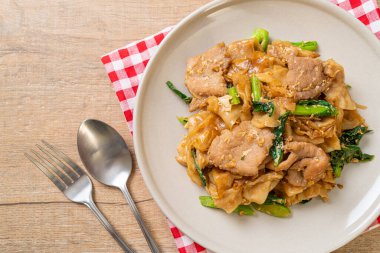 Kızarmış pirinç eriştesi, soya sosu, domuz eti ve lahana. Asya usulü.