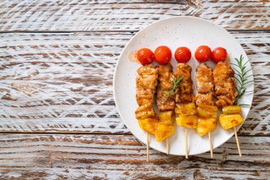 Tabakta ızgara domuz eti şişi.