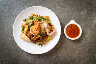 Kurutulmuş sukiyaki - Sukiyaki soslu sebzeli ve deniz mahsullü termicelli.