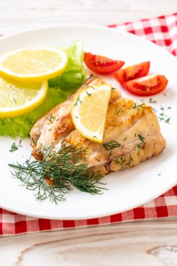 Izgara balık bifteği.