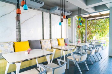 Kafe restoranında boş sandalye ve masa.