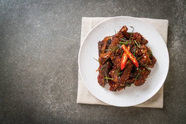 Kızarmış yayın balığını acı biberle karıştır - Asya usulü