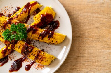 Izgara ve barbekü mısır ve bbq sosu.