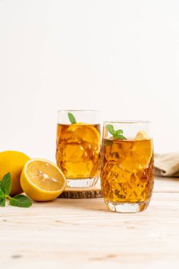 Bir bardak naneli buzlu limon çayı.