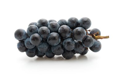 Beyaz arka planda izole edilmiş taze siyah üzümler.