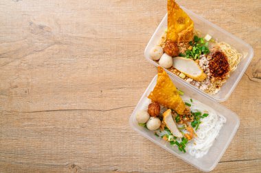 Balık köfteli erişte ve teslimat kutusunda kıymalı domuz eti. Asya usulü.