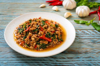 Tayland usulü kızarmış fesleğen, kıymalı ve biberli Tayland usulü.