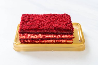 Lezzetli kırmızı kadife kek masada