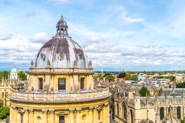 Oxford Üniversitesi Radcliffe Kamera ve Tüm Ruhlar Koleji. Oxford, Birleşik Krallık.