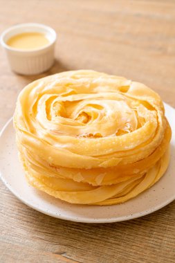 Kızarmış gevrek roti hamur ve tatlandırılmış konsantre süt.