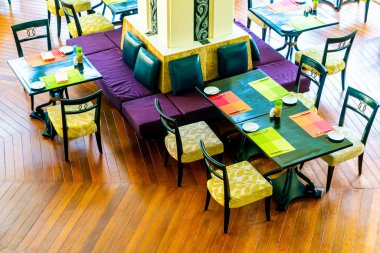 Kafe restoranında boş yemek masası.