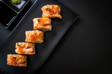 Sos soslu ızgara somon balığı. Japon usulü.