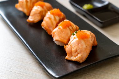 Japon usulü ızgara somon suşisi.