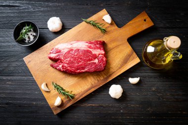 Taze çiğ biftek veya çiğ et.