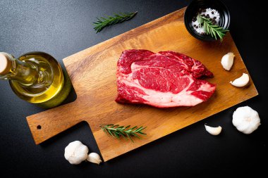 Taze çiğ biftek veya çiğ et.