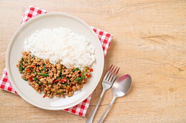 Tayland usulü kızarmış fesleğen, kıymalı domuz ve biberli pilav. Tayland usulü.