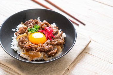 Biftek dilimlenmiş pirinçli yumurta (GYUU-DON) - Japon yemek tarzı
