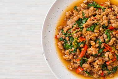 Tayland usulü kızarmış fesleğen, kıymalı ve biberli Tayland usulü.