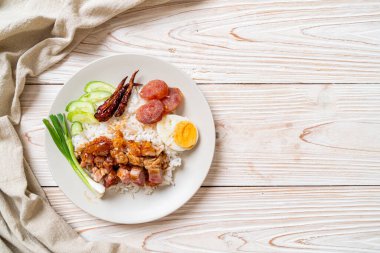 Pirinçli çıtır domuz eti, Aisan usulü.