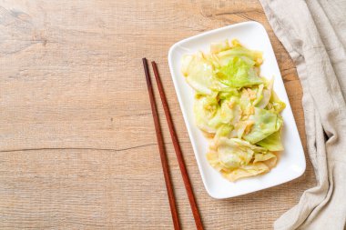 Balık soslu kızarmış lahana, Asya usulü.