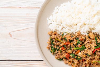 Tayland usulü kızarmış fesleğen, kıymalı domuz ve biberli pilav. Tayland usulü.