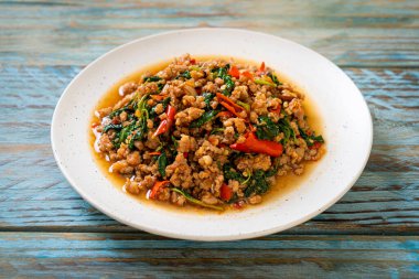 Tayland usulü kızarmış fesleğen, kıymalı ve biberli Tayland usulü.