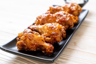 Kore usulü soslu kızarmış tavuk.