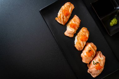 Japon usulü ızgara somon suşisi.