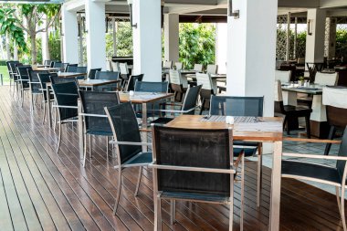 Kafe restoranında boş yemek masası ve sandalye.
