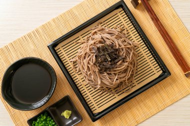 Soğuk karabuğday sobalı erişte veya zaru ramen Japon yemek tarzı.