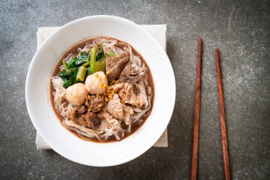 Pirinçli şehriye çorbası, domuz yahnisi Asya usulü.