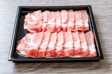 Dilimlenmiş taze domuz filetosu.