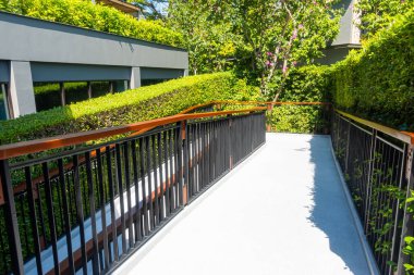 Güzel merdiven. Yürüyerek yürü.