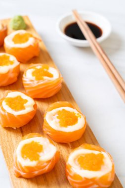 Mayonez ve karides yumurtalı taze somon suşisi. Japon usulü.