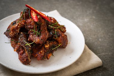 Kızarmış yayın balığını acı biberle karıştır - Asya usulü