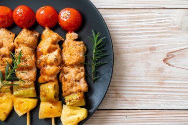 Tabakta ızgara tavuk ızgara şiş.