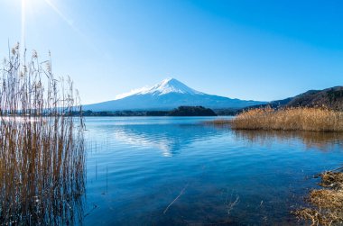 Kawaguchiko Gölü ve Japonya 'da mavi gökyüzü olan güzel Fuji Dağı