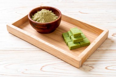 Taze ve yumuşak kibrit, yeşil çay tozlu yeşil çikolata.