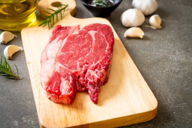 Taze çiğ biftek veya çiğ et.