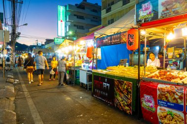 Hua Hin, Tayland - 17 Aralık 2019 Hua Hin 'deki ünlü gece marketi sokağı. Hua Hin, Tayland 'da önemli bir turizm merkezidir..