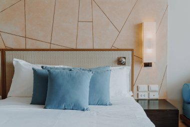 Yatak odasının içinde güzel ve rahat bir yastık dekorasyonu.