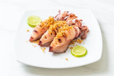 Sarımsaklı kızarmış kalamar - deniz ürünleri tarzı.