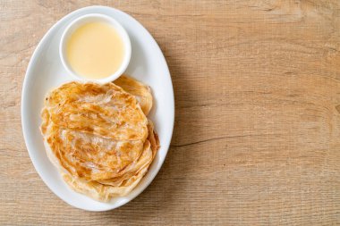 Tatlandırılmış yoğunlaştırılmış süt (tatlı) ile roti - Müslüman yemek tarzı