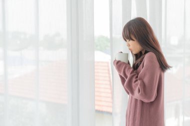 Güzel Asyalı kadınlar sabahları kahve içerler.