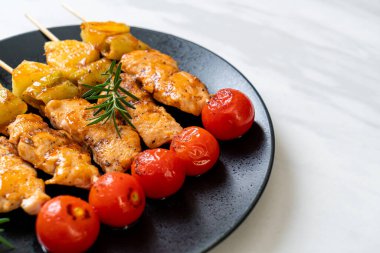 Tabakta ızgara tavuk ızgara şiş.