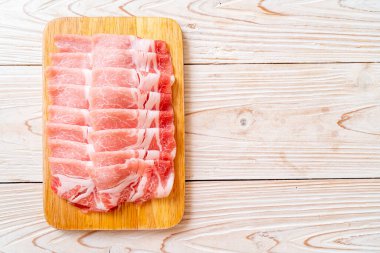 Dilimlenmiş taze domuz filetosu.