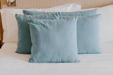 Yatak odasının içinde güzel ve rahat bir yastık dekorasyonu.